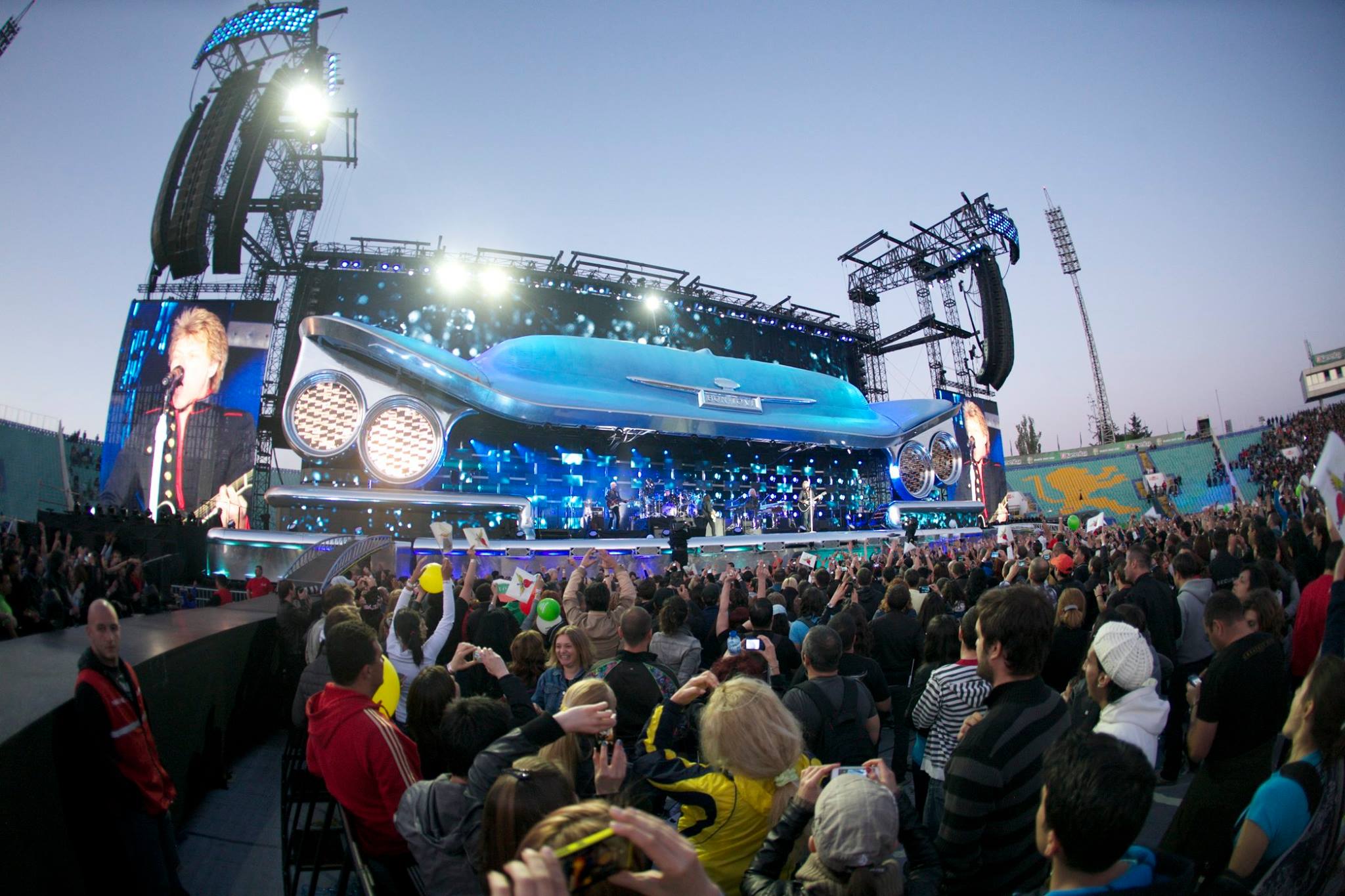 Снимка на сцена, охрана и публика от концерт на Бон Джови.